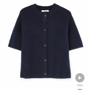 Kofta  - Säljer denna fina kofta ifrån nakd 🥰 från lojsan walins kollektion! Helt slutsåld på nätet, stor i storleken. Har haft den på mig ung 2 gånger och inga defekter 👌