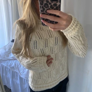 mysigt tröja! - säljer denna helt oanvända tröja med prislapp kvar från Vila! Lite smink vid halsen på insidan av tröjan som fanns där när jag köpte tröjan💕