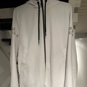 Sail racing hoodie - Tjena, Säljer nu min sail racing zip hoodie, då den ej kommer till användning. Storleken är L men jag anser den snarare är som  M .  Tröjan är i bra skick men har något spår av användning där av priset (trycket på luvan har börjat lossna)