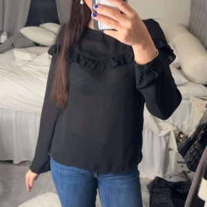 Svart blus  - Fin blus som är lite genomskinlig men går bra att ha ett linne u det. Bra skick. Jättefin och passande nu i höst🍁🧡(kolla sista bilden för ”defekten”, inget som märks då den är lagad)