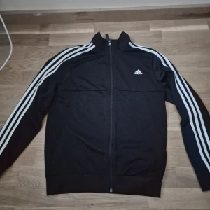 Adidas Tracksuit - Skick 9/10 säljer denna då den ej passar mig längre, Skriv om du har funderingar eller något annat 😄