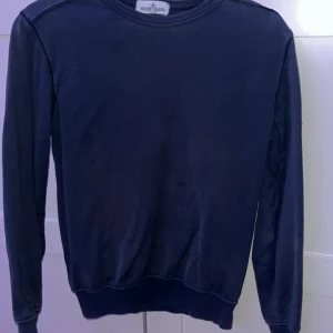 Stone island Crewneck - Hej säljer min StoneIsland Crewneck XS pga att jag har växt ut den. Köpt från Nk men tyvär har inte kvittto eftersom att det var ett par år sedan jag köpte den.