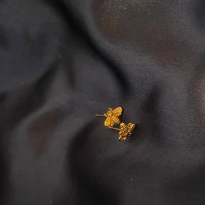 Örhängen  - Gulliga örhängen med bin på  De är tvättade! Fler smycken finns —->