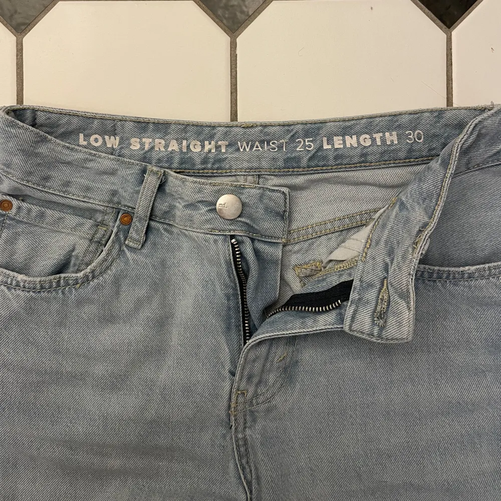 Säljer dessa lågmidjade raka jeans från bikbok i strl W25 L30. Kontakta för fler bilder eller frågor!🫶🏼. Farkut & Housut.