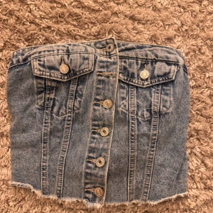 Jeans korsett/topp - Jätte fin jeans korsett/topp som inte kommer till användning längre! Väldigt bra skick och skriv om du har någon fråga💗