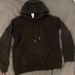 Svart hoodie - En svart hoddie med luva