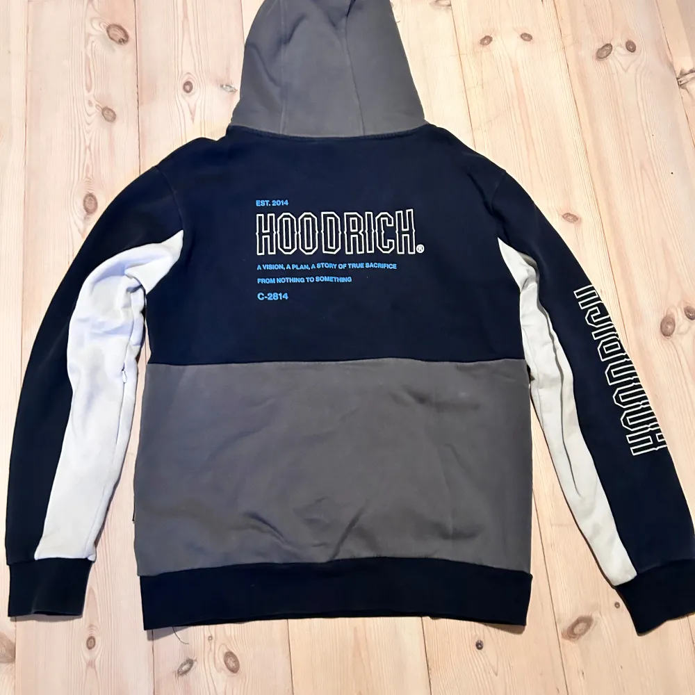 Ett set men går även att köpa enskilda ifall man vill.  Nästan aldrig använda  Nypris allt tillsammans 1200kr  Byxor-500kr Hoddie-700kr Storlek M . Hoodies.