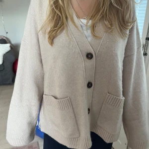 Beige kofta - Så fin, aldrig använd! 