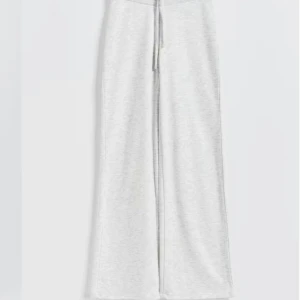 Gråa slim low waist sweatpants Gina Tricot  - Storlek XS. Knappt använda, säljer pga för korta för mig.  Nypris 359kr Mitt pris 150kr Kom privat för bilder, helt fräscha, inga defekter alls & sitter som helt ny