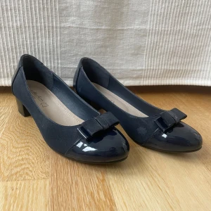 Ballerinaskor  - 💗Jättesnygga och eleganta Klackar / ballerina skor / sandaler med klack 🤩 💗Har som två fläckar på vardera innersida, (se 2 sista bilder) men tycker inte man tänker på det eftersom det är ”innersidan” 💗 💗Stl 39