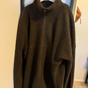 Teddy jacka  - Säljer min Teddy jacka i strl 38 (M) från vila. Den är använd men i fint skick.