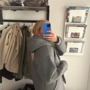 Kappa med luva  - Superfin mörkgrå jacka från Zara förra året. Sitter jättesnyggt och i jättebra skick. Pm för fler bilder. Pris kan diskuteras🩷🩶