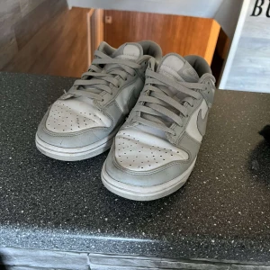 dunk low grey fog - Tja! säljer skorna åt en kompis, dom är sparsamt använda och han har haft skorna i ett halv år, han köpte de för 1500 . Skick 8/10. kartongen. medföljer. Priset kan diskuteras vid snabb affär!!