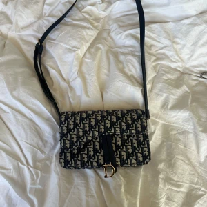 Marinblå väska  - Så himla fin crossbody väska i marinblå mönster. Helt oanvänd. Kan ej garantera äkthet, därav priset.