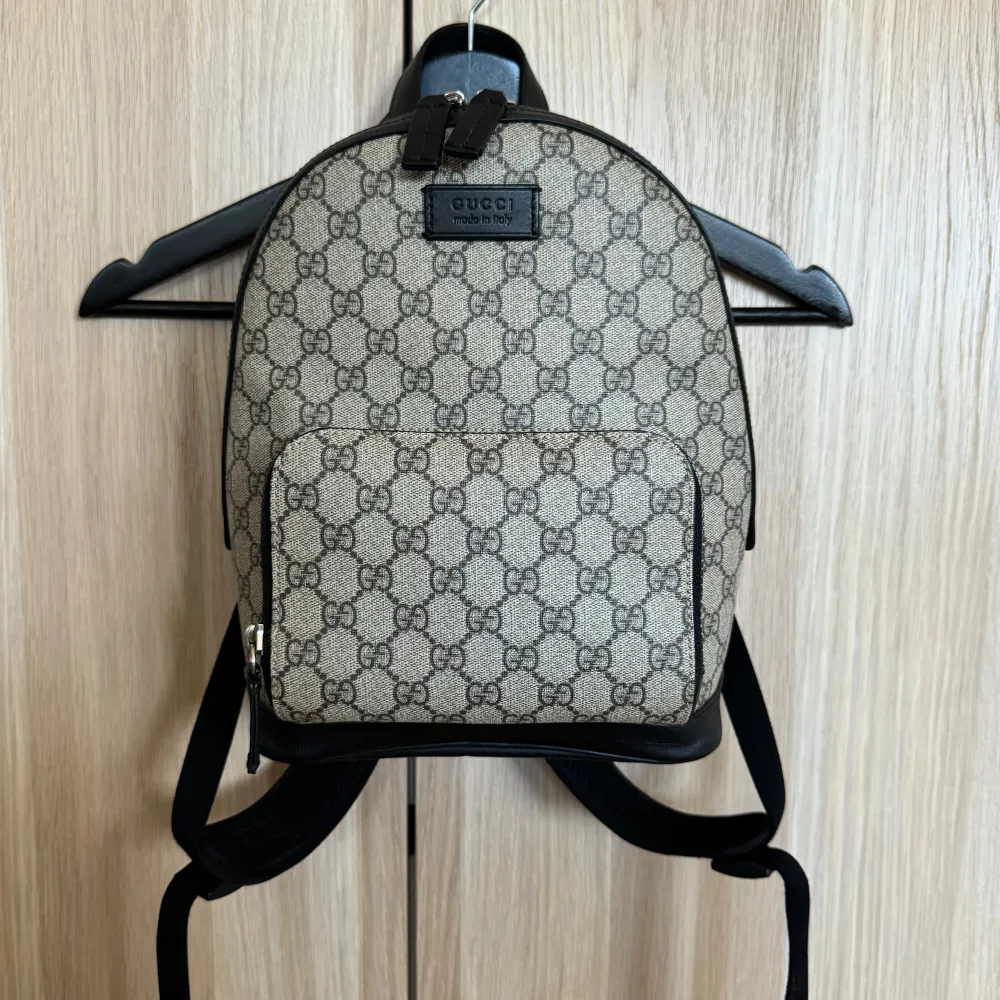 Säljer en snygg Gucci supreme GG ryggsäck i beige med det klassiska GG-monogrammet. Väskan har svarta detaljer och justerbara axelremmar. Den har en praktisk dragkedja framtill för extra förvaring. Använd 3 gånger. . Laukut & Käsilaukut.