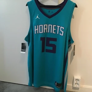 NBA Jersey  - Säljer mitt Kemba Walker linne. Linnet har aldrig används. Linnet har heller inga defekter.  Size: XL Skriv om det finns frågor!