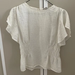 Blus från H&M  - Populär blus från H&M i storlek S, använd fåtal ggr som ny!💓