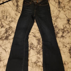 bootcut jeans - fina men knappt använda, dom sitter fint men var lite långa i benen 