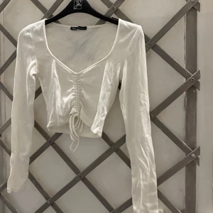 Tröja zara - Vit topp med långa ärmar och en rund halsringning. Toppen är välanvänd!