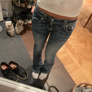 Miss me jeans😍 - Säljer dessa skit snygga lågmidjade miss me jeans😍😍  Defekter längs ner på byxorna, men det är inte som syns när man har på det💓💓 Kontakta för fler frågor eller bilder🫶🏻