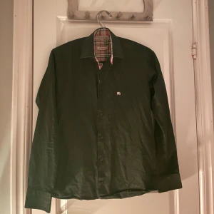 Burberry skjorta - Säljer nu min fina burberry skjorta i ett väldigt fint skick. Hör av er vid funderingar & frågor