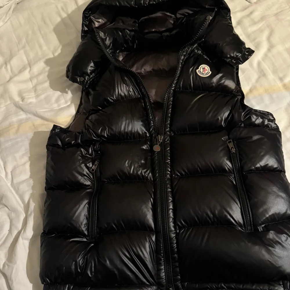 Säljer min Moncler väst. Västen är i bra skick 9/10 och har aldrig använts ute i regn. Säljer den billigare eftersom jag inte fått något kvitto när jag köpte den från plick, men jag har iallafall ledigt checkat den. DM vid fler frågor!. Jackor.