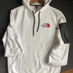 The North Face  - The North Face   Vit Hoodie  Storlek S. Bra skick. Priset kan diskuteras 