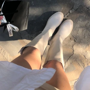 Stradivarius boots  - Säljer mina beiga boots från stradivarius. Använda vid 2 tillfällen annars i helt nyskick Storlek 37 