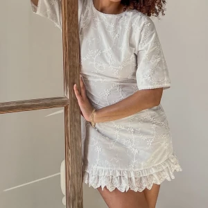 Miniklänning - Superfin kort klänning med brodyr och öppen detalj i ryggen. I storlek 38, skulle säga att den är något liten i storleken! Endast använd en gång. Fråga för fler bilder.