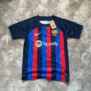 Fc Barcelona Tröja - Tröjan är aldrig använd och har kvar lappen, storlek S. 