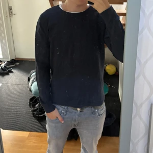 J.Lindbeg tröja - Säljer nu en skön tröja ifrån J.Lindberg i storlek M. Bra skick och bra pris. Hör av dig vid funderingar.