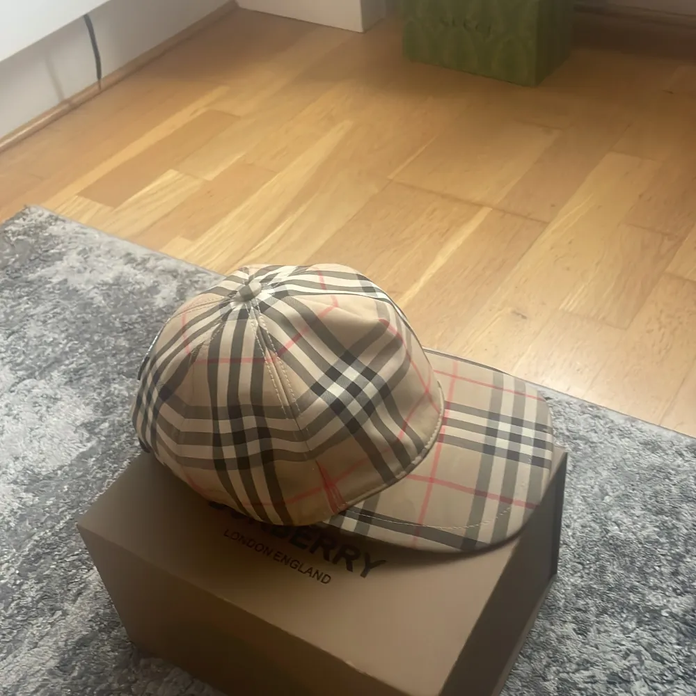 Burberry keps m annvänd litet tag skriv för snabbaffär storlek m. Accessoarer.