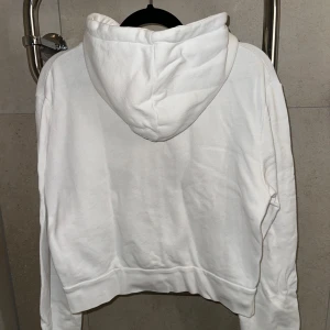 Brandy Melville hoodie - Säljer min vita zip up hoodie från Brandy Melville, i fint skick utan defekter. Är one size men passar xs/s skulle jag säga. 