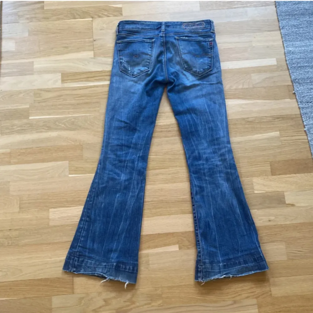 Säljer min favorit bootcut jeans pga att de tyvärr har blivit förkorta. Ny pris ca 1200kr säljer billigare pga defekterna som syns på sista bilden. Stl W27 L32. KP för mer bilder och frågor, jag svarar så fort jag kan❤️Pris går att diskutera❤️❤️ . Jeans & Byxor.