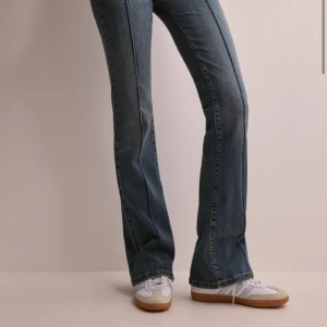 Nelly jeans💓 - Intressekoll!! Någon som är intresserad av dessa jeans?💓Ifrån nelly, strl 36. Köpta för 699!!🫶🏼bra skick! (De är lite slitna längst ner, verkligen inget som syns! Går att fixa)❤️