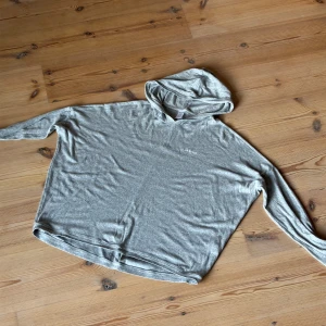 Calvin Klein hoodie - Grå CK hoodie som jag säljer för 300 spänn. Inga tecken på använt men är lite stor för sin storlek. Skriv för fler bilder!