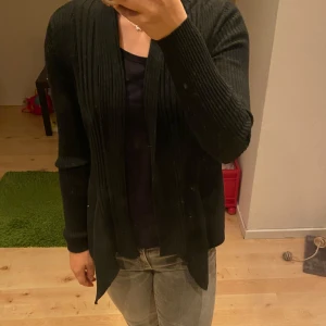 Öppen kofta - Öppen svart kofta i storlek XL men väldigt små i storlekarna så passar mig perfekt med storlek S. Väldig fint skick