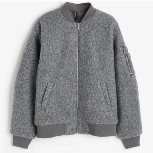 Hm jacka - Super fin!! Knappt använd. Den är i storlek xxs men passar upp till s skulle jag säga. Pris kan diskuteras. Fint skick!!🩷