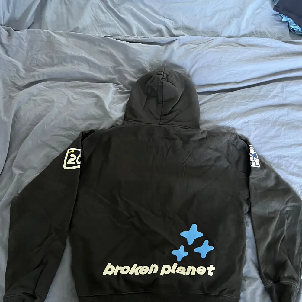 Broken planet hoodie i väldigt bra skick. Nypris 1500kr, pris diskuterbart.. Hoodies.