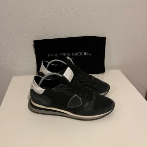 Philippemodel trpz  - Säljer ett par riktigt heta Philippe model trpz i ett otroligt skick(8/10). Inga defekter bara lite smuts. Dustbag INGÅR och i storlek 43. 