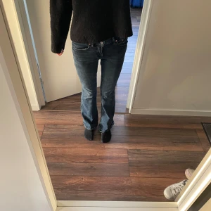 Mörkblå byxor - Dessa byxor är knappt använda inga defekter! Strl. 34 men passar mig perfekt som oftast bär Xs/s. Ord pris 499kr