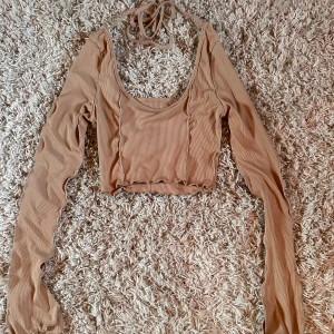 En crop top, med långa ärmar - Jag har samma i färgerna blå och svart, så fråga om ni vill ha.