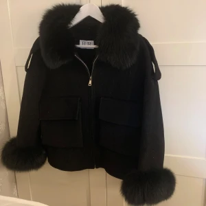 Pälsjacka/kappa - Säljer denna fina pälsjacka från furstockholm i storlek S. Kommer inte till användning för mig. 