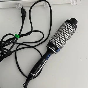 Björn Axén värme borste  - Fick denna i april, men används väldigt sällan! har inte kvar förpackningen men kan packa fint och säkert så den inte går sönder!🥰 kommer ej ihåg storlek men kan skicka bild on de behövs! 