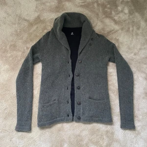 Ralph Lauren vintage kashmir cardigan - Säljer denna vintage gråa cardigan från Ralph Lauren. Skick: 9/10. Material: 30% kashmir och 70% ull. Skriv om det finns frågor 🗣️✌️