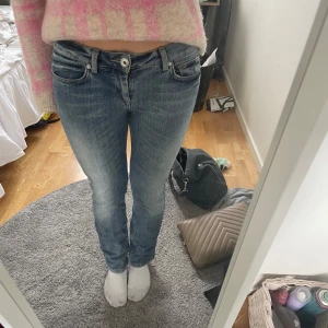 Lågmidjade Jeans - Assnygga jeans🥰 Mudjemått: 35 cm, jag är 162 lång. De är i storlek S men pasar mer som Xs/ Xxs