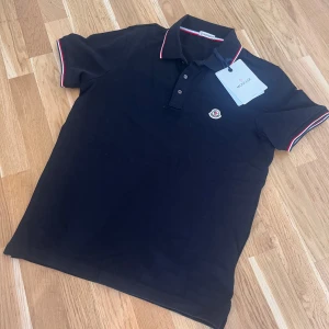 Moncler piké - Moncler piké i storlek S endast testad en gång o tags finns kvar