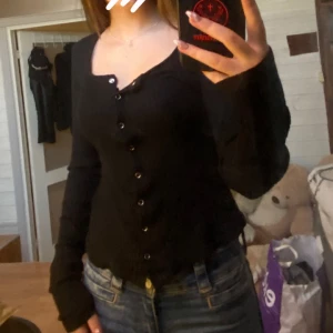 Ribbad tröja med knappar.  - Jättefin ribbad tröja säljer pågrund av garderobsresning. Alla knapparna går att öppna. Storlek xs men passar folk med s