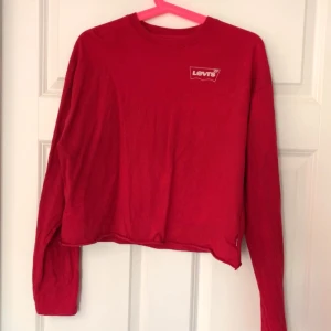 Levi’s röd tröja  - Fin röd Levi’s cropped tröja i storlek S men är stor i storlek så passar även M och L