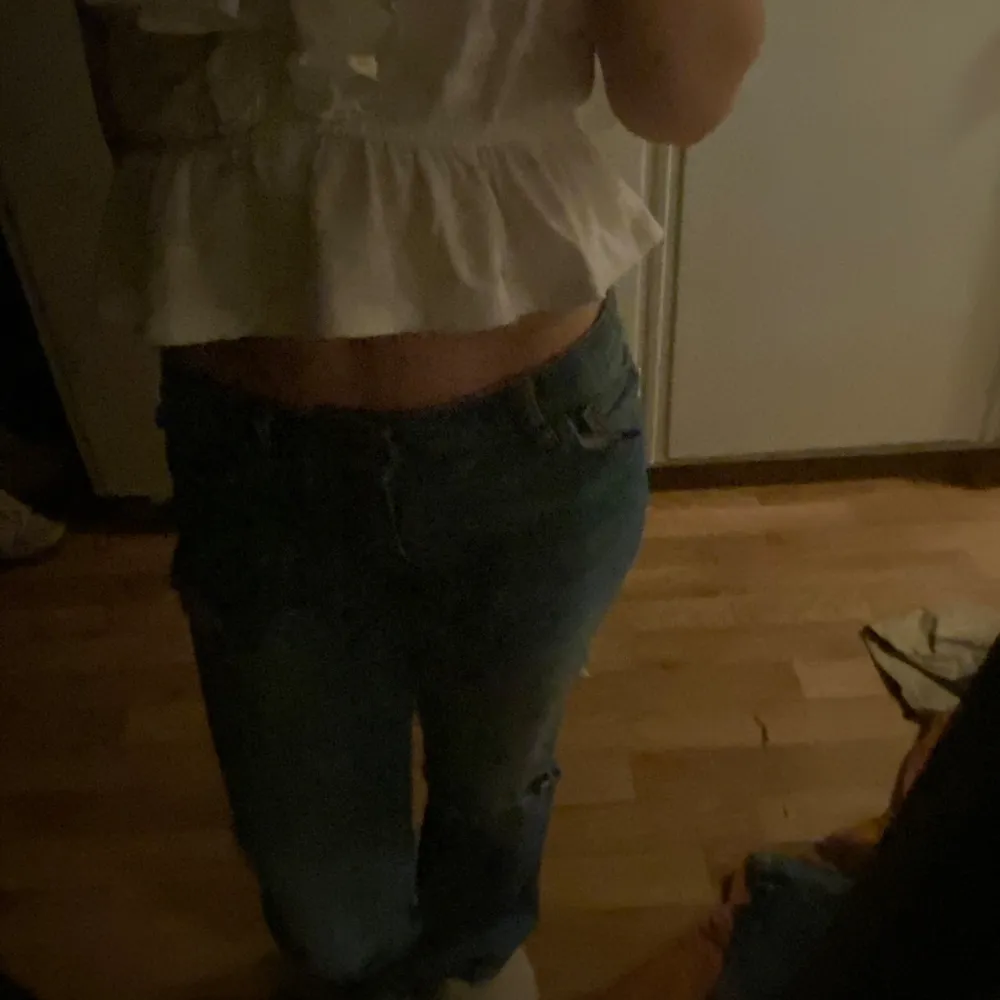 såå himla snygga lågmidjade jeans med hål. skriv för fler bilder❤️❤️barnstolen men skulle säga att de är typ 25x30. Jeans & Byxor.